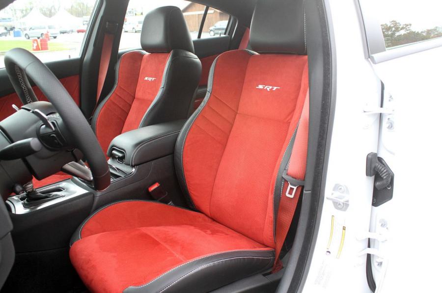 Интерьер Dodge Charger SRT Hellcat 2015 года  (фото 100 из 111)